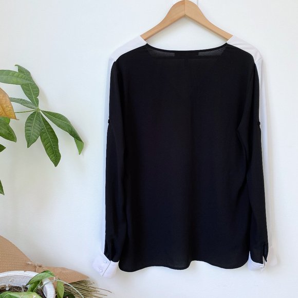 BCBG MAX AZRIA BLACK & WHITE LONG SLEEVE V-NECK BLOUSE - Picture 2 of 3